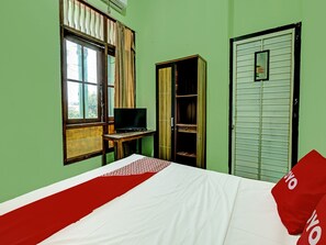 Standard Double Room | Bed sheets - OYO Life 91682 Homestay Sriti (Semarang)