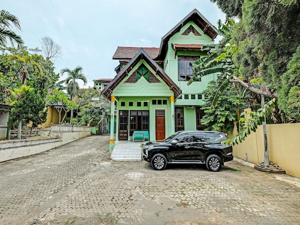 Front of property - OYO Life 91682 Homestay Sriti (Semarang)