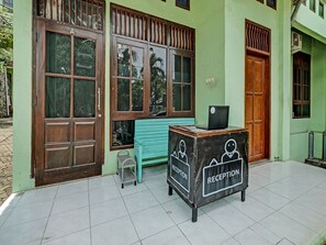 Reception - OYO Life 91682 Homestay Sriti (Semarang)