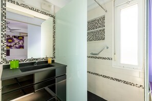 Shower, hair dryer, bidet, towels
