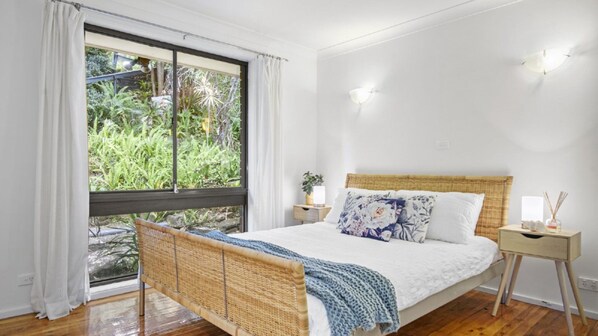 4 bedrooms, iron/ironing board, free WiFi, bed sheets