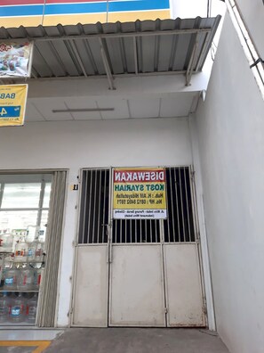 Une devanture de magasin avec un auvent en métal et une grande enseigne publicitaire pour un restaurant.