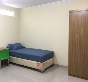 Standard Single Room | Laptop workspace, free WiFi, bed sheets - OYO Life 92781 Kost Parung Serab Syariah (Tangerang)