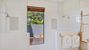 Shower, hair dryer, towels - Villa 6 Surya | Port Douglas (PORT DOUGLAS)