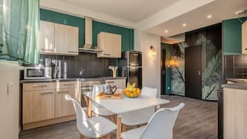 Een koelkast, een microgolfoven, een oven, een kookplaat