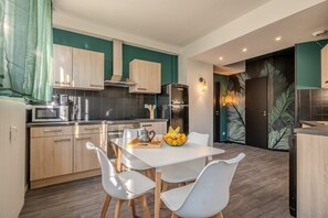 Kjøleskap, mikrobølgeovn, ovn og kokeplater