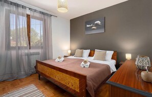 2 bedrooms, free WiFi, bed sheets - 2 bedroom amazing apartment in Porec (Porec)