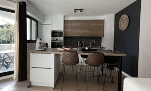 Kjøleskap, mikrobølgeovn, ovn og kokeplater