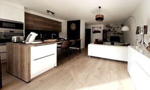 Kühlschrank, Mikrowelle, Ofen, Geschirrspüler