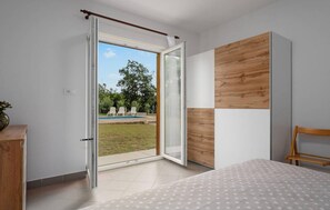 3 habitaciones, tabla de planchar con plancha y cuna de viaje 