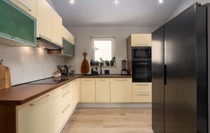 Kühlschrank, Ofen, Herdplatte, Geschirrspüler