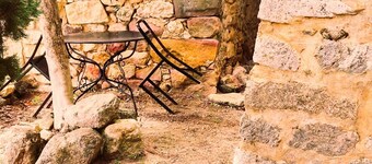 La Closerie de la Cèze, vue imprenable sur les vignes et le coucher de soleil. 