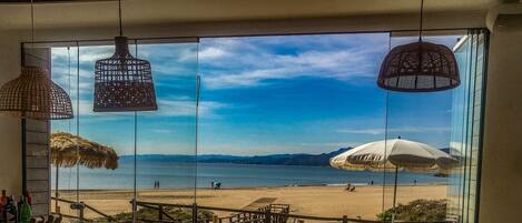 بار على الشاطئ