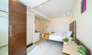 ملاءات من القطن المصري وأغطية فراش متميزة وخزنة داخل الغرفة