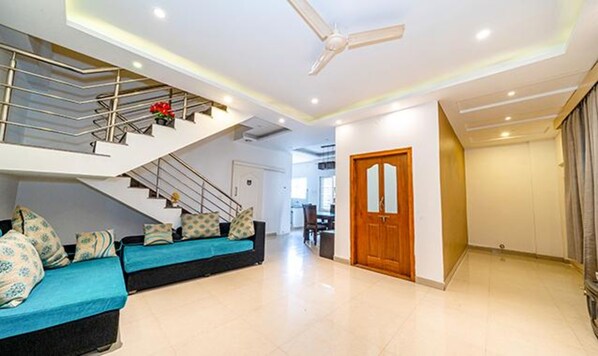 تلفزيون إل سي دي بحجم 28-بوصة يعرض قنوات تلفزيونية باشتراك مدفوع