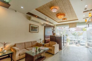 Lobby sitting area - Fabhotel Signature Inn (Jaipur)