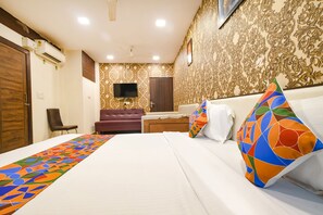Egyptian cotton sheets, premium bedding, in-room safe, free WiFi - Fabhotel Prithviraj (Indore)