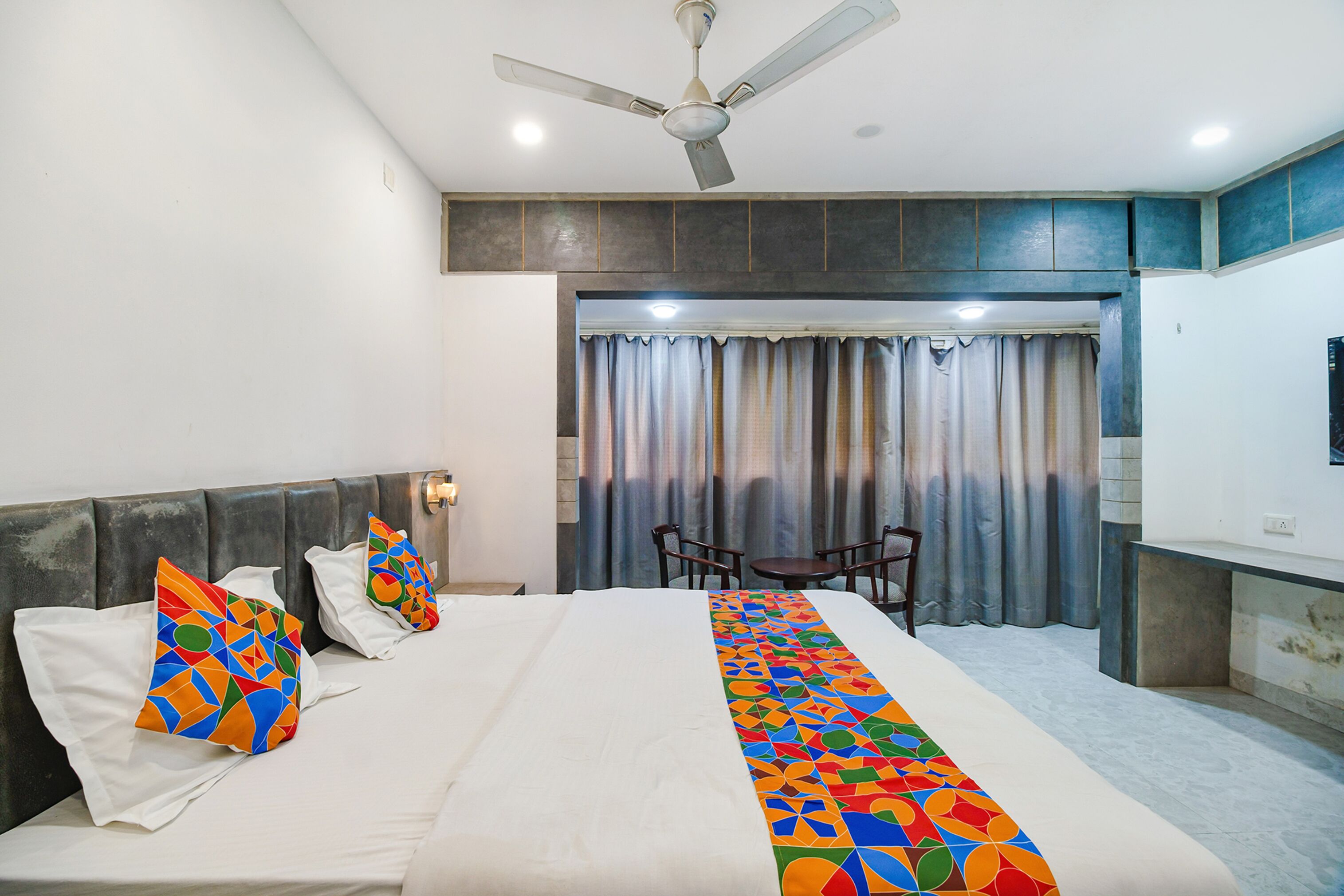 ملاءات من القطن المصري وأغطية فراش متميزة وخزنة داخل الغرفة