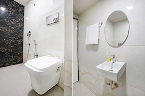 Shower, rainfall showerhead, free toiletries, towels - FabHotel Golden Star (Mumbai)