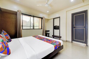 Egyptian cotton sheets, premium bedding, in-room safe, free WiFi - FabExpress Sun n Shine (Pune)