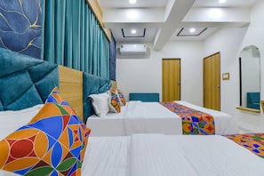 Egyptian cotton sheets, premium bedding, in-room safe, free WiFi - Fabhotel Green Tree (Ahmedabad)