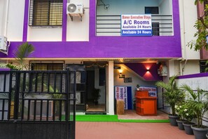Property entrance - FabHotel Baner Executive - Balewadi high street (Pune)