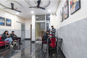 Lobby sitting area - Fabhotel Sriya (Durgapur)