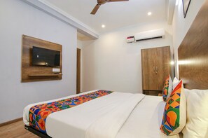 Egyptian cotton sheets, premium bedding, in-room safe, free WiFi - Fabexpress The Radiant (Gurugram)