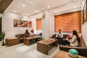 Lobby sitting area - Fabhotel Moro Rohini Sector 4 (New Delhi)