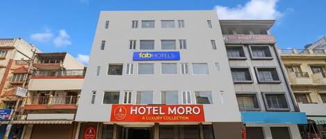 Ein Hotel namens Hotel Moro mit einem Schild, das es als Luxury Collection ausweist.