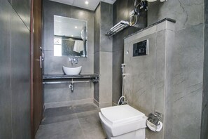 Dusche, Regendusche, kostenlose Toilettenartikel, Handtücher