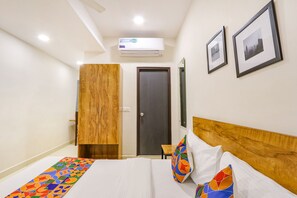 Egyptian cotton sheets, premium bedding, in-room safe - Fabhotel Frenotel Hitech City (Hyderabad)