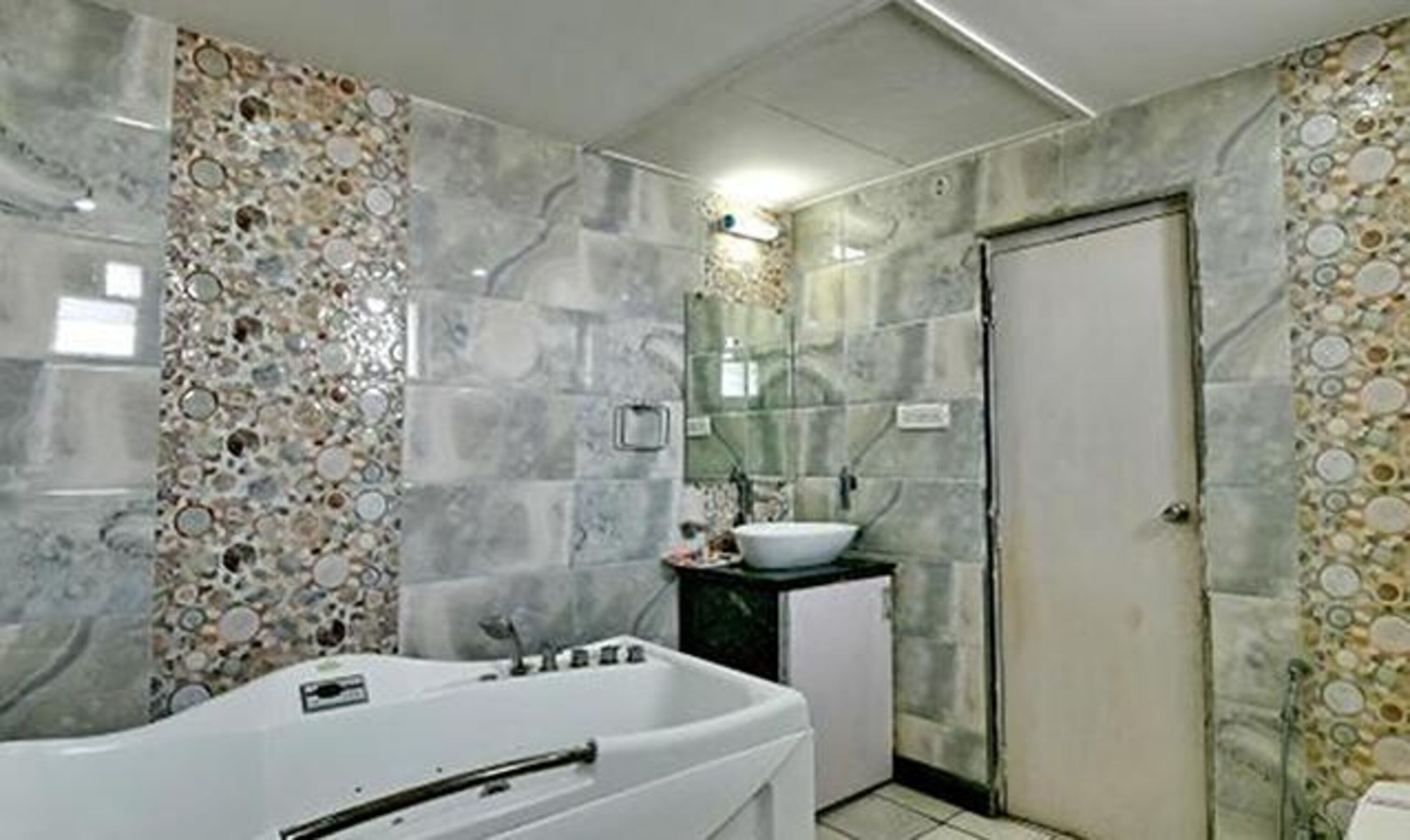 Shower, rainfall showerhead, free toiletries, towels