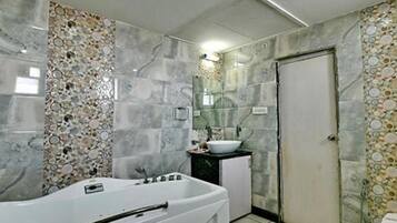 Shower, rainfall showerhead, free toiletries, towels