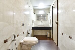 シャワー、レインフォールシャワー、バスアメニティ (無料)、タオル