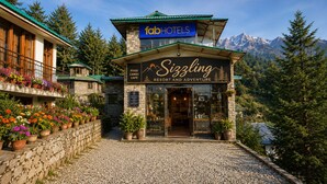 A building with a sign for 'fabHOTELS' and 'Sizzling Resort and Adventure Food Candy Cafe'. - Fabhotel Sizzling Resort & Adventure (Dhanaulti)
