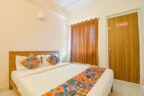 ملاءات من القطن المصري وأغطية فراش متميزة وخزنة داخل الغرفة