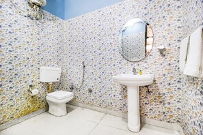 디럭스룸 | 욕실 | 샤워 시설, 레인폴 샤워기, 무료 세면용품, 타월