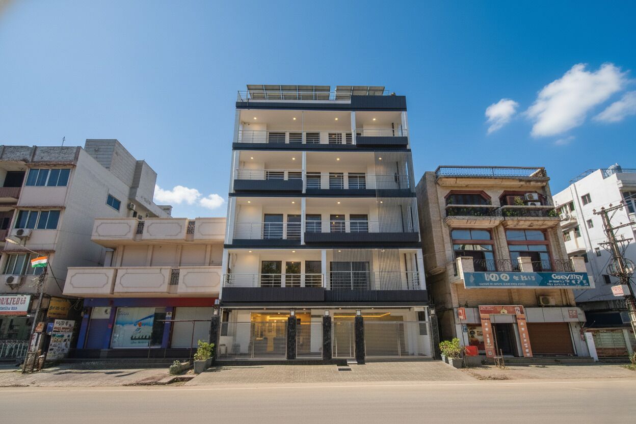 Ein mehrgeschossiges Gebäude mit modernem Design, das Balkone an jeder Etage und einen Eingang im Erdgeschoss aufweist.