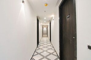 Lobby - FabHotel Sky Suites Karkardooma (New Delhi)