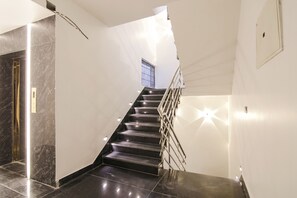 Lobby - FabHotel Sky Suites Karkardooma (New Delhi)