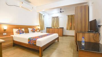 Deluxe Room | Egyptian cotton sheets, premium bedding, in-room safe