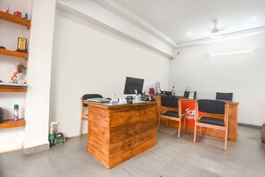 Reception - FabHotel Holiday Suites - Nr. Benaulim Beach (Benaulim)