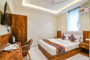 Deluxe Room | Egyptian cotton sheets, premium bedding, in-room safe, soundproofing - Fabhotel The Hastings Club (Kolkata)