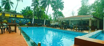 Fabhotel Grand Royal Palms