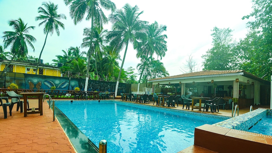 Fabhotel Grand Royal Palms