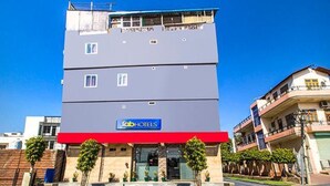 Un immeuble à plusieurs étages, avec une enseigne « fabHOTELS » sur la façade.