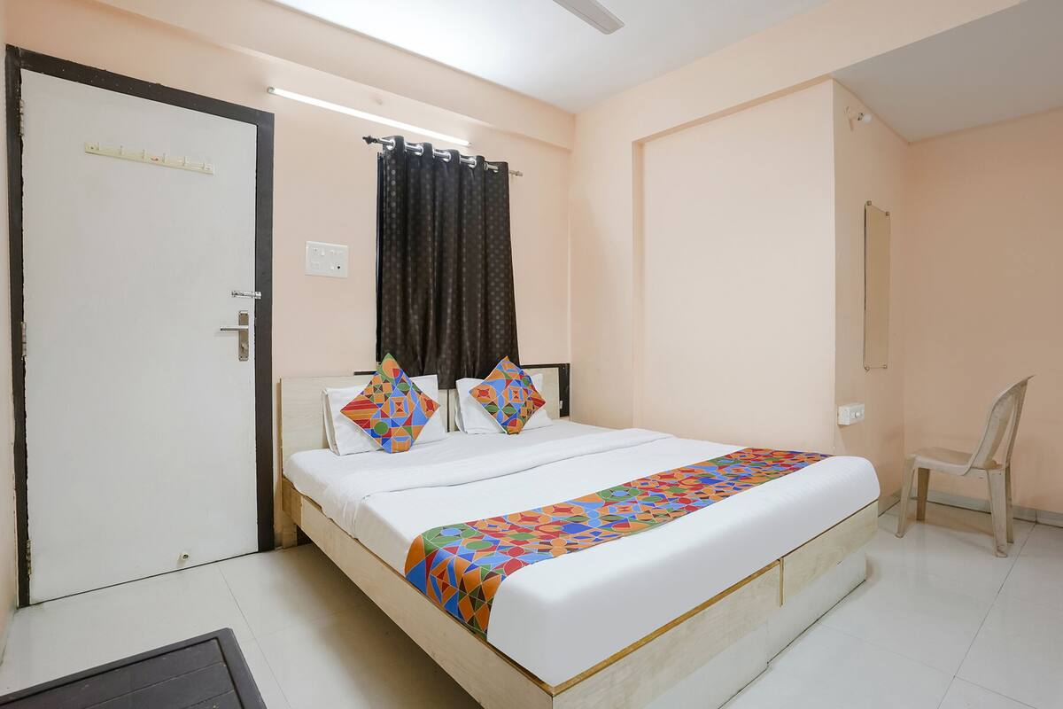 Deluxe Room | Egyptian cotton sheets, premium bedding, in-room safe, WiFi (free)