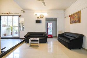 Lobby sitting area - Fabhotel Saubhagya Elite (Nashik)