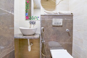 Douche, douche à « effet pluie », articles de toilette gratuits